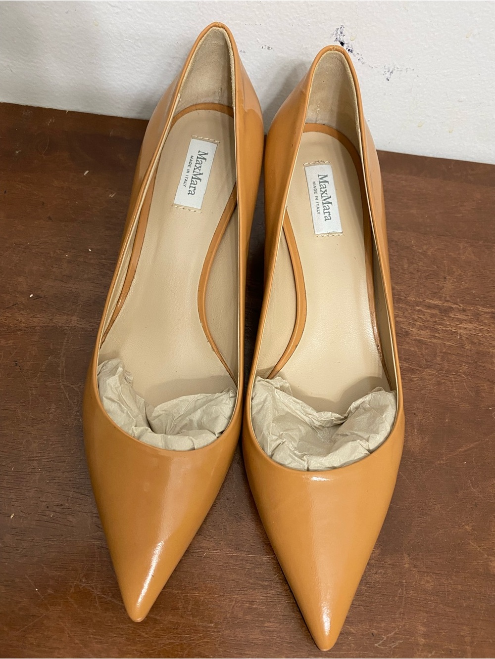 MaxMara Glossy Tan Pointed-Toe Leather Kitten Pumps. Made in Italy. Size 38